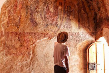 Frescos de la pequeña ermita románica de San Esteban de Viguera, levantada en el siglo X bajo un abrigo rocoso en la sierra de Cameros, en La Rioja.