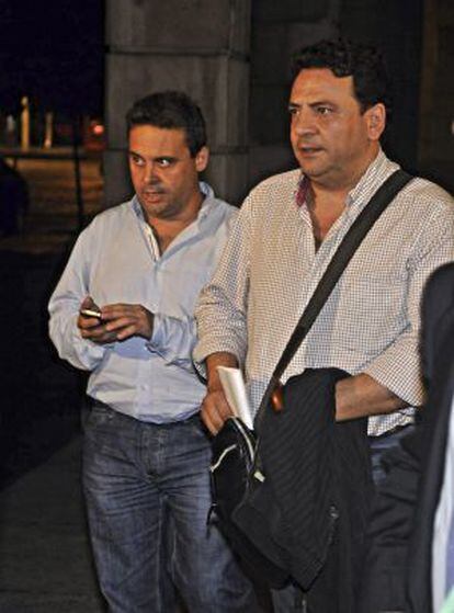 Enrique Manuel Jiménez, a la derecha, tras prestar declaración ante Alaya.
