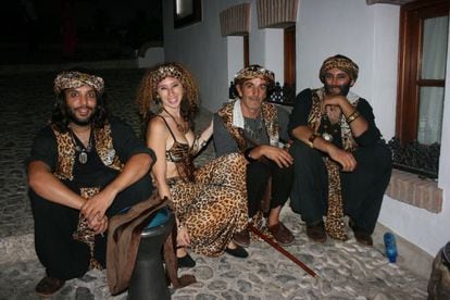 Los habitantes de la ciudad se disfrazan para celebrar el Festival 3 Culturas.
