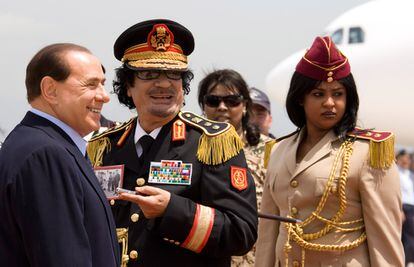 El líder libio, Muamar el Gadafi , es recibido por el primer ministro italiano, Silvio Berlusconi a su llegada al aeropuerto romano de Ciampino, el 10 de junio de 2009. Berlusconi fue uno de los pocos líderes europeos que salió en defensa abierta del régimen de Gadafi tras el levantamiento de la oposición, aunque Italia terminó participando en la campaña de la OTAN contra Trípoli.