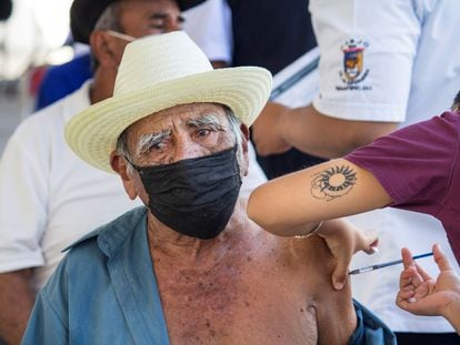 Un adulto recibe una vacuna de refuerzo contra la covid-19 en el istmo de Tehuantepec, al sur de México, el 19 de enero de 2021.