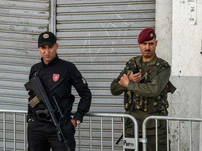 Un soldado (d) y un policía tunecino, en abril en Túnez.