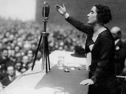 Clara Campoamor durante su discurso por el voto femenino.