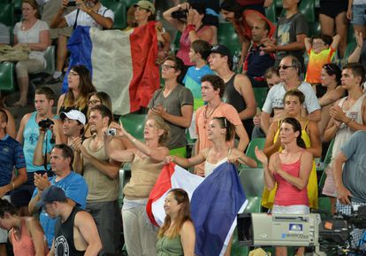 Los espectadores muestran banderas francesas durante el partido entre el francés Gael Monfils y el estadounidense Ryan Harrison. 