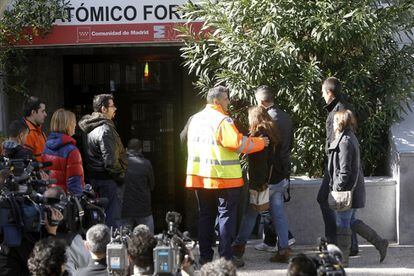 Llegada de familiares y amigos al instituto anatómico Forense de Madrid, donde están los cuerpos de las fallecidas.