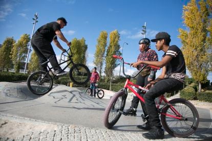Varios jóvenes en el skatepark de Madrid Río, el 19 de noviembre de 2021.