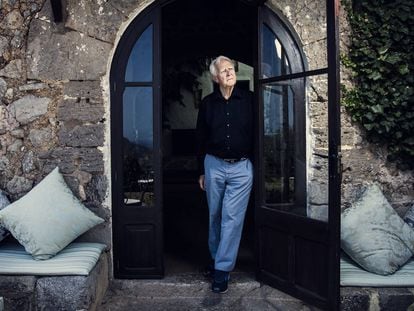 El escritor John Le Carré, en un hotel en Deia, Mallorca.