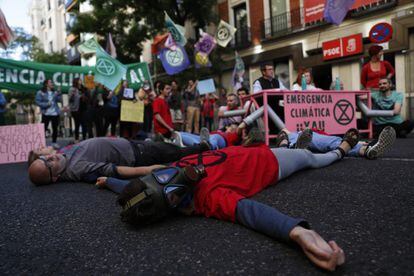 Unos 70 activistas del movimiento social mundial Extinction Rebellion (ER) han cortado la calle Ferraz, frente a la sede del PSOE en Madrid, para exigir al Gobierno en funciones la declaración de emergencia climática, cuando se celebra hoy el Día Mundial del Medio Ambiente.