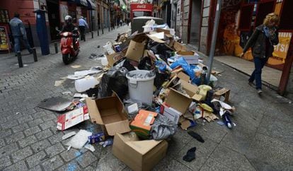 Una mujer camina junto a la basura en una calle del distrito Centro.