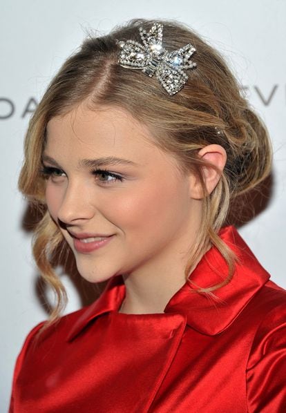 Moretz presta mucha atención a los pequeños detalles, como esta diadema con lazo de pedrería.