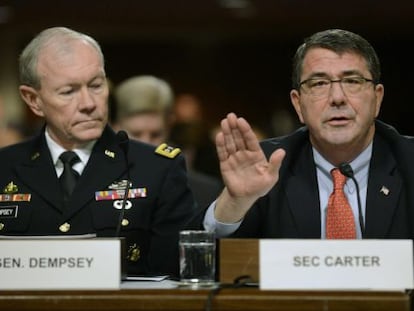 Ashton Carter, a la derecha, en febrero de 2013.