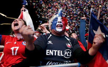 Aficionados celebran un gol de Chile a Perú en las semifinales de la Copa América.
