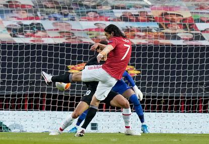 Cavani remata para hacer el primer gol del United ante el Granada.