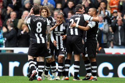 Los jugadores del Newcastle celebran uno de los dos tantos ante el Everton.