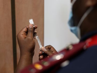 Una enfermera prepara una dosis de la vacuna contra el coronavirus en Dutywa, un municipio del sureste de Sudáfrica.