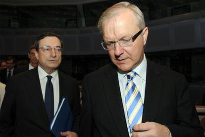 Mario Draghi, gobernador del Banco de Italia, y Olli Rehn, comisario europeo, en Bruselas.