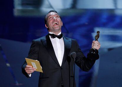 El actor francés Jean Dujardin recoge pletórico el Oscar a mejor actor por su interpretación en 'The Artist'.