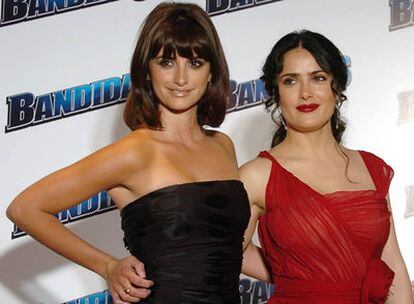 Salma Hayek y Penélope Cruz promocionan 'Bandidas', en 2004.