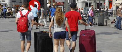 Turistas con maletas en el centro de Madrid.