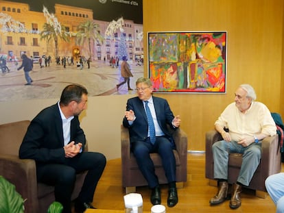 De izquierda a derecha, el alcalde de Elche, Carlos González, el presidente de la Generalitat, Ximo Puig, y el cineasta Manuel Gutiérrez Aragón.