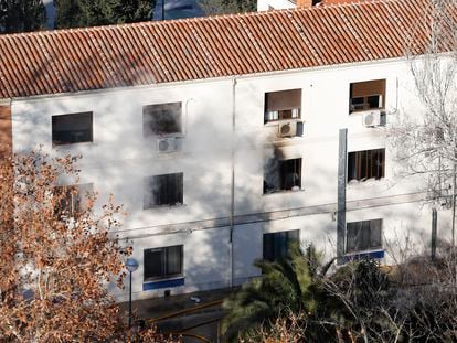 Humo proveniente de la planta del centro de acogida de hortaleza afectada por el incendio.