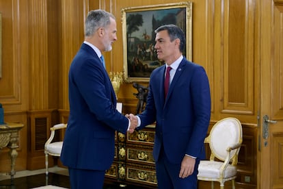 El rey Felipe VI (i) recibe al presidente del Gobierno en funciones y líder del PSOE, Pedro Sánchez (d), durante su ronda de consultas con los dirigentes políticos antes de proponer candidato a la Presidencia del Gobierno, este martes en el Palacio de la Zarzuela.