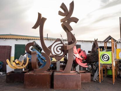 Esculturas de Manuel Pereda de Castro, almacenadas en un solar del Ayuntamiento de Los Llanos de Aridane. 