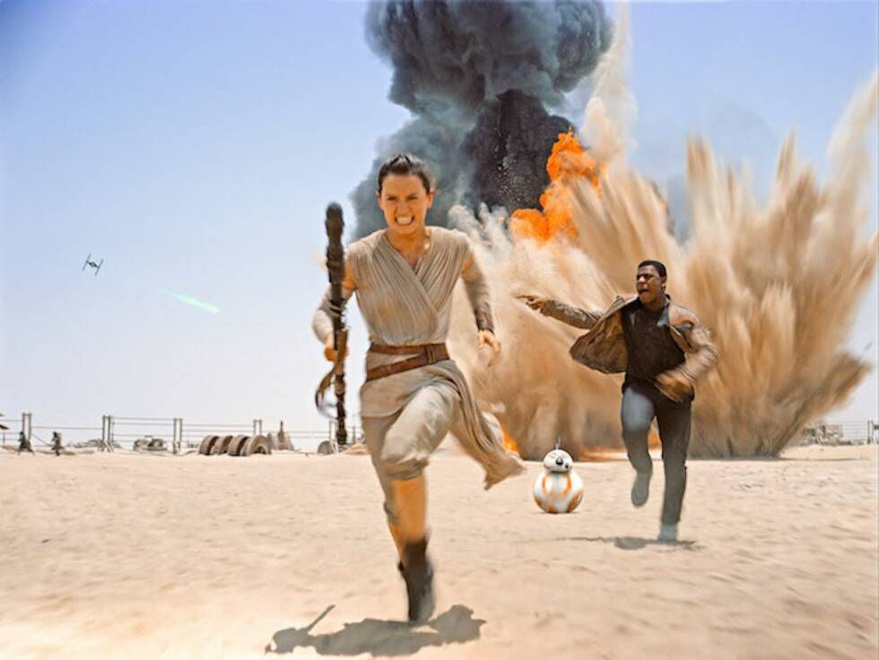 Los protagonistas de 'Star Wars: El Despertar de la Fuerza' (2015) huyen de una explosión.