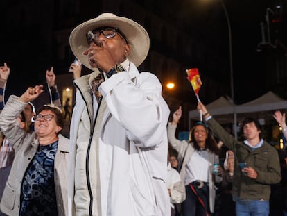 Varios simpatizantes del Partido Popular celebran los resultados en las elecciones, este domingo frente a la sede del partido en Madrid.