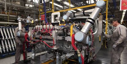 Robots en plena fabricación de vehículos en la planta de PSA de Vigo.
