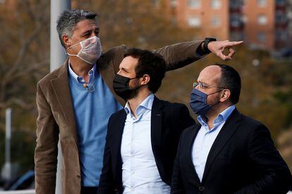 Xavier García Albiol, Pablo Casado y Alejandro Fernández (desde la izquierda), en un acto electoral en Badalona.
