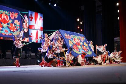 El Ballet Nacional de Ucrania Virsky durante una actuación.