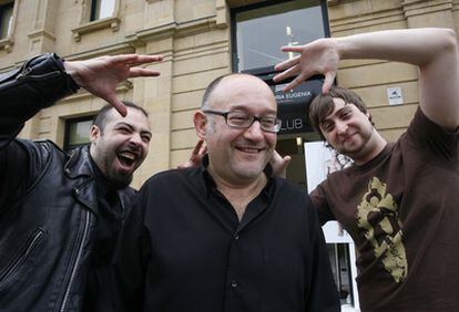 José Luis Rebordinos (en el centro), con dos miembros de Euskal Okela, el colectivo que hoy realizará una marcha zombi.