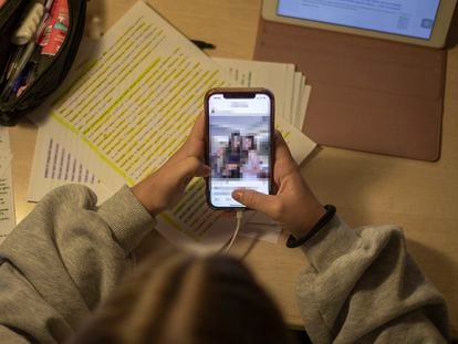 Una adolescente usa un móvil, en una imagen de archivo.