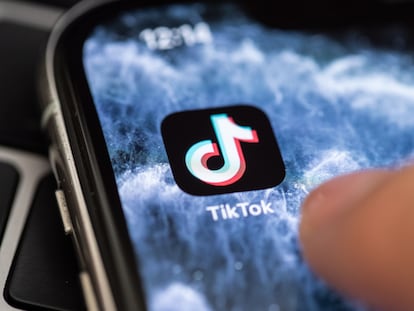 Icono de TikTok instalado en un teléfono