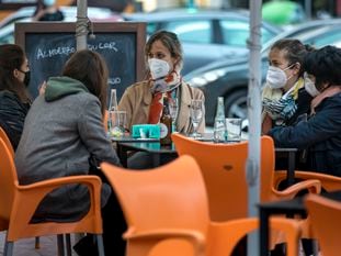 El cierre para bares y restaurantes de la Comunidad Valenciana está fijado a las diez de la noche.