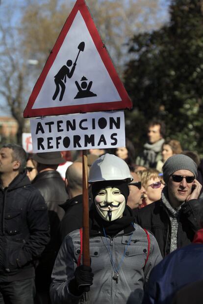 Una persona con una careta de 'Anonymous' se ha manifestado en Madrid en contra de la reforma laboral.