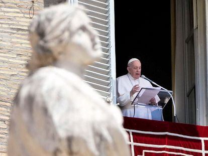 El papa Francisco en la oración del Ángelus en la plaza de San Pedro, el pasado 13 de junio.