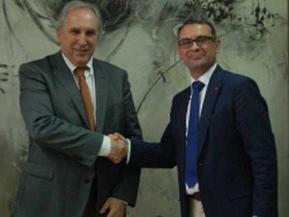 El director general de Cofely España, Didier Maurice (a la izquierda de la foto) con el alcalde de Parla, José María Fraile. Ambos han sido detenidos en el marco de la operación 'Púnica'.