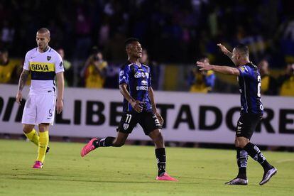 Nuñez y Cabezas celebran el gol del empate ante la fustración de Benedetto.