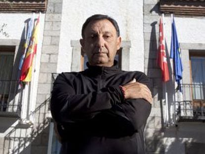 Francisco Campos, expolic&iacute;a local, delante de la fachada del Ayuntamiento de El Escorial.