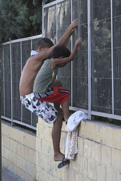 Dos chavales se cuelan en la piscina de Palomeras