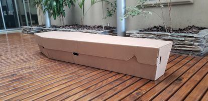 Modelo de ataúd de cartón de la empresa argentina Restbox