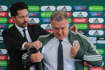Yon de Luisa y Tata Martino el 7 de enero de 2019, el día en el que el argentino fue presentado como entrenador de México.