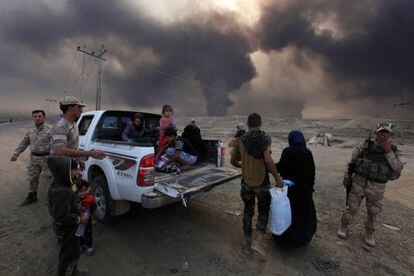 Desplazados iraquíes huyen de sus casas mientras se recrudece la lucha contra el ISIS.