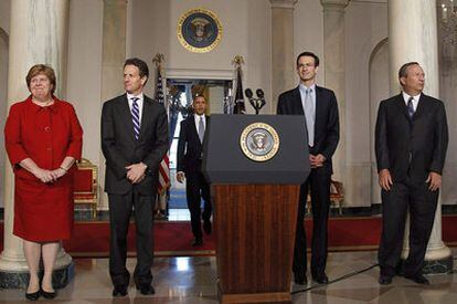 Obama presenta los presupuestos junto a la jefa del Consejo de Asesores Económicos, Christina Romer; el secretario del Tesoro, Timothy Geithner; el director de Presupuesto, Peter Orszag; y el consejero económico Lawrence Summers.