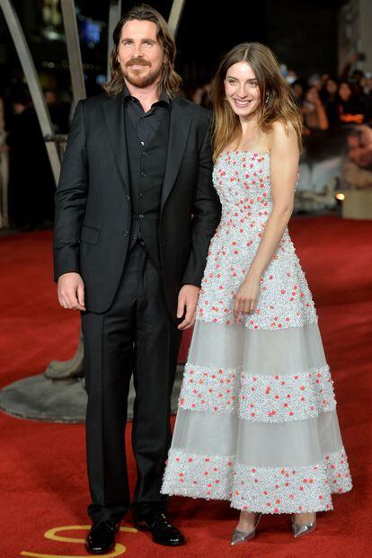 Christian Bale y Maria Valverde (vestida de Nicholas Oakwell Couture) en la premiere de ‘Exodus’ en Londres.