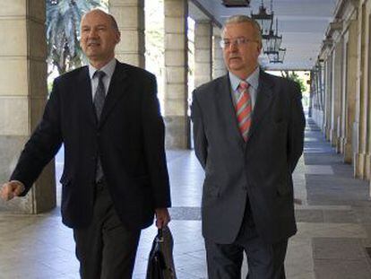 El exconsejero andaluz de Empleo Antonio Fernández (derecha), junto a su abogado en los juzgados sevillanos.