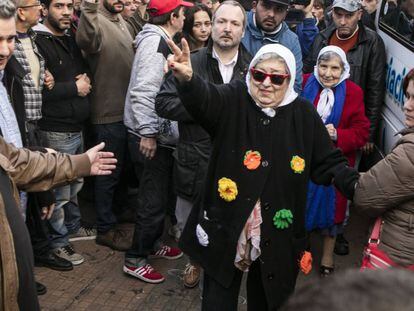 Hebe de Bonafini saluda a sus seguidores en Plaza de Mayo.