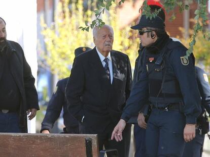 El ex teniente coronel, Antonio Tejero (en el centro), en el cementerio de Mingorrubio. En vídeo, el golpista es recibido entre aplausos a su llegada al cementerio.